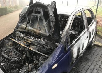 Auto brandt volledig uit politie brandweer 
