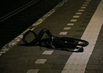 Treinverkeer bij Holten stilgelegd na sabotage door vandalen: fiets op spoor gegooid nieuws holten extra aanrijding 