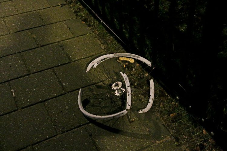 Treinverkeer bij Holten stilgelegd na sabotage door vandalen: fiets op spoor gegooid nieuws holten extra aanrijding 