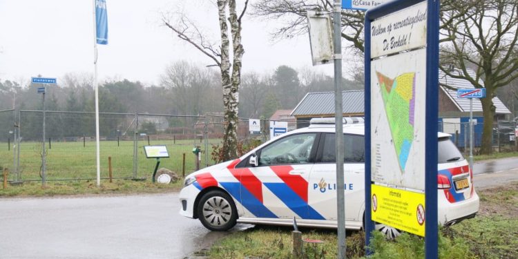 Politie zoekt ongeveer 35 jarige man op sokken politie 