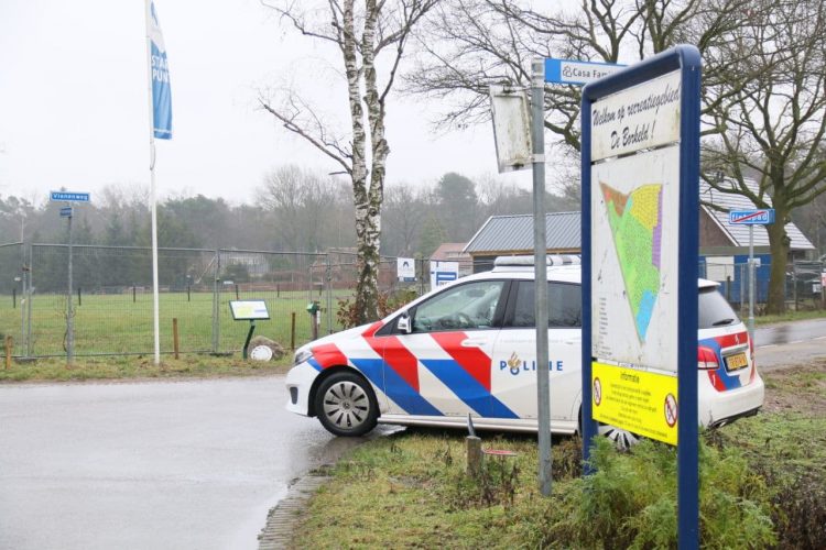 Politie zoekt ongeveer 35 jarige man op sokken politie 