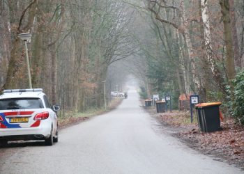 Politie zoekt ongeveer 35 jarige man op sokken politie 