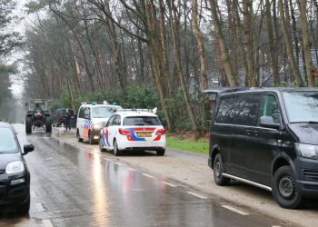 Politie zoekt ongeveer 35 jarige man op sokken politie 