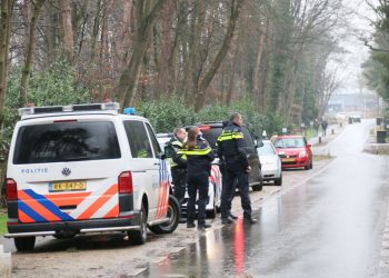 Politie zoekt ongeveer 35 jarige man op sokken politie 