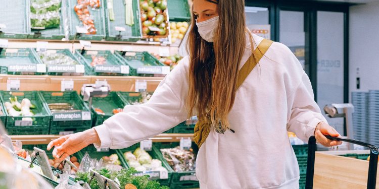 Duurzaam en hip boodschappen doen met een shopper over je schouder 