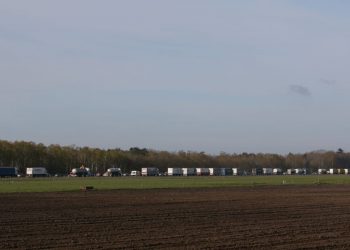 Vrachtwagen met auto's gekanteld op A1 bij Holten nieuws holten extra aanrijding 