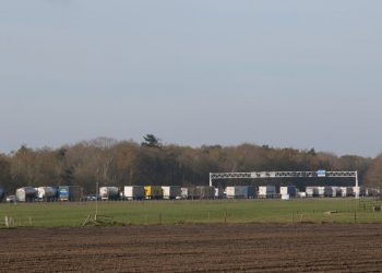 Vrachtwagen met auto's gekanteld op A1 bij Holten nieuws holten extra aanrijding 