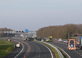 Vrachtwagen met auto's gekanteld op A1 bij Holten nieuws holten extra aanrijding 