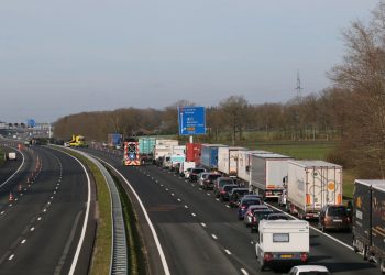 Vrachtwagen met auto's gekanteld op A1 bij Holten nieuws holten extra aanrijding 