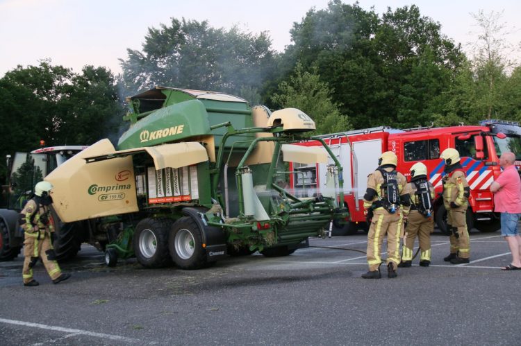 Holten- Balenpers in brand op de Aaltinksweg brandweer 
