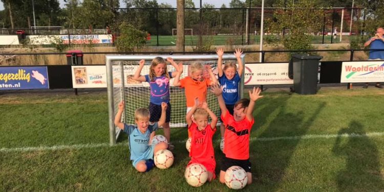 1 September start training inloopgroep/minipupillen bij VV Holten ! vvholten blauwwit 