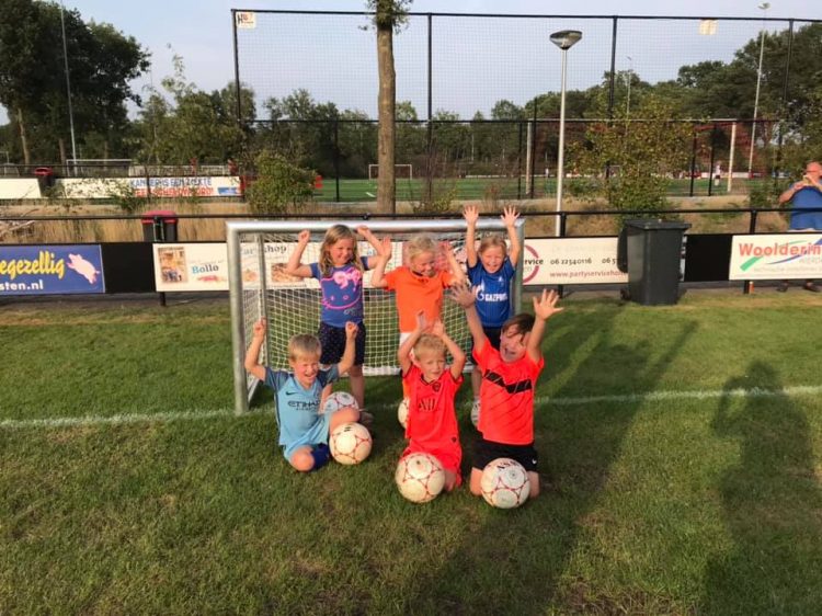 1 September start training inloopgroep/minipupillen bij VV Holten ! vvholten blauwwit 