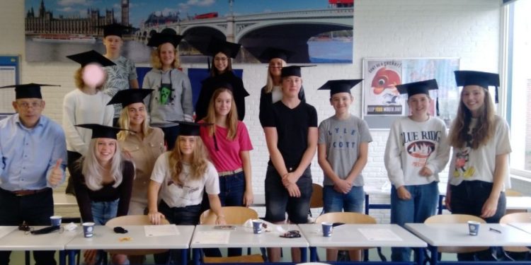 Eerste lichting leerlingen Waerdenborch ontvangt Cambridge First Certificate English waerdenborch 