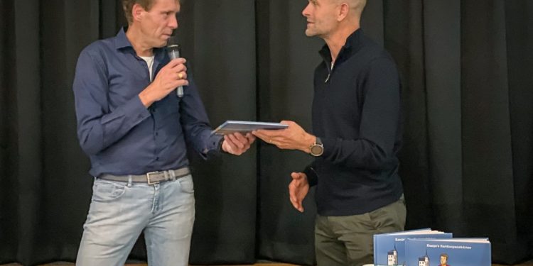 HoltensNieuws.nl Eerste boek Kaatje’s Hardloopanekdotes in ontvangst genomen door Erben Wennemars Eerste boek Kaatje’s Hardloopanekdotes in ontvangst genomen door Erben Wennemars gemeente espelo