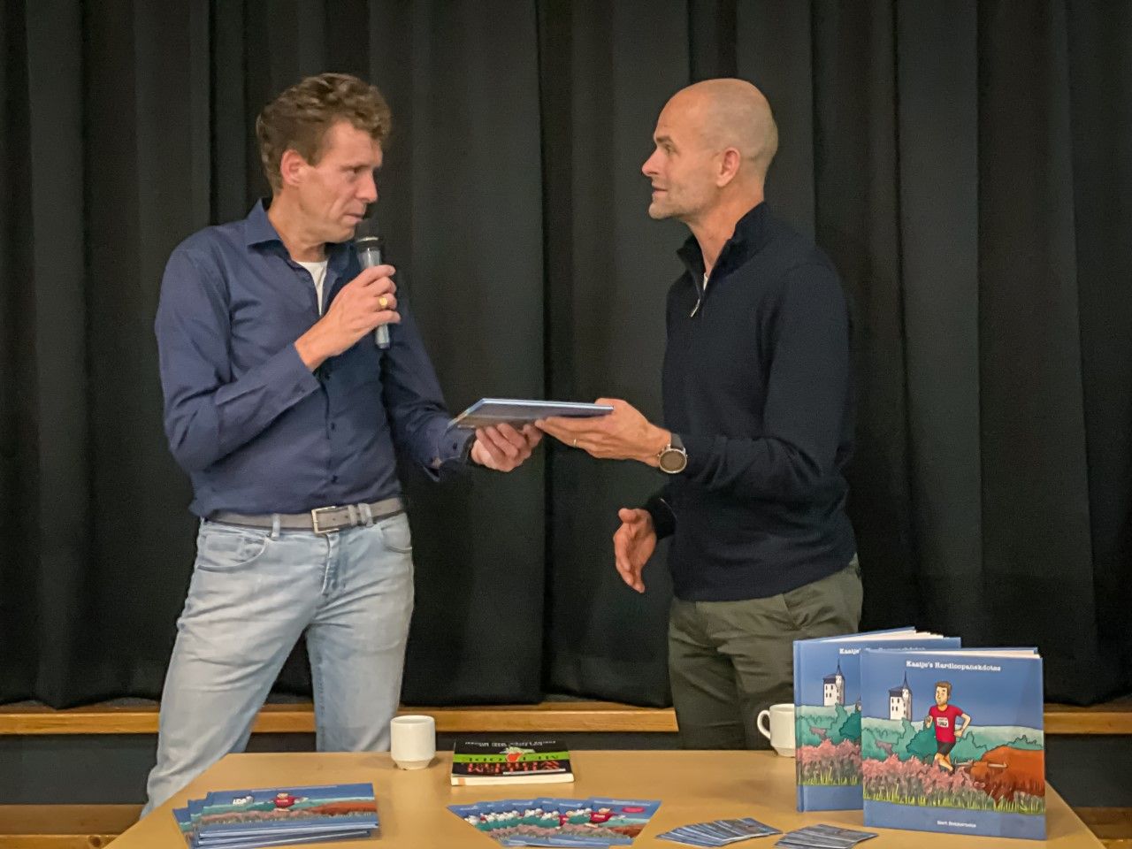 Eerste boek Kaatje’s Hardloopanekdotes in ontvangst genomen door Erben Wennemars gemeente espelo 