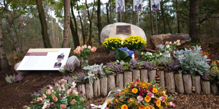 HoltensNieuws.nl Herdenking Stevensmonument Haarlerweg te Holten Herdenking Stevensmonument Haarlerweg te Holten