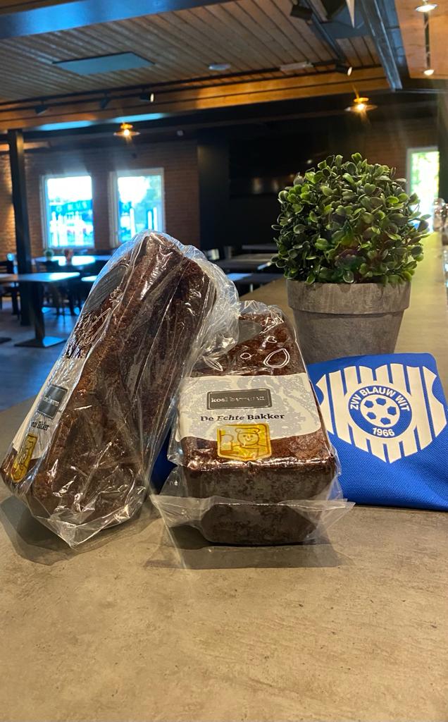 De jaarlijkse koekactie voor én door de jeugd van Blauw Wit ’66 een groot succes! nijkamp blauwwit 