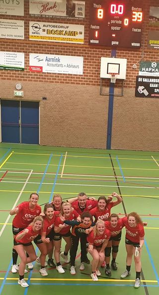 Handbaldames pakken uit met monsteroverwinning in Olst: 8-39 hv holten 