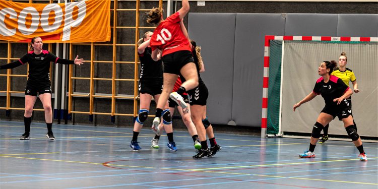 Handbaldames winnen de topper tegen ESCA hv holten 