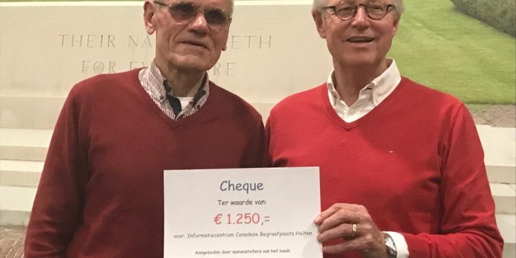 Informatiecentrum Canadese Begraafplaats ontvangt cheque van 1.250,00 euro kulturhus canadese begraafplaats 