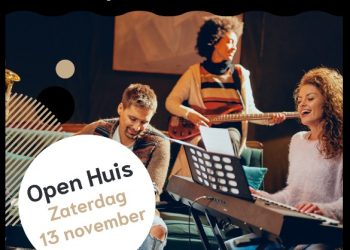 Burgemeester leest Groot Dictee Rijssen-Holten voor gemeente bibliotheek 