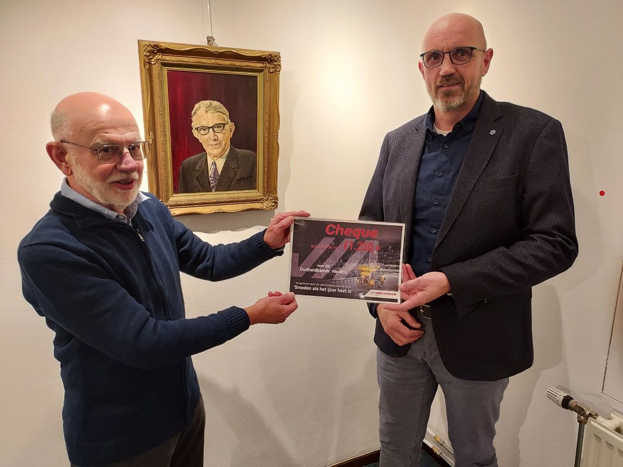 Deel opbrengst van het boek “Smeden als het ijzer heet is” overhandigd oudheidkamer 