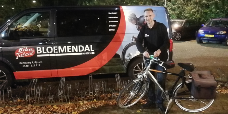 Zeer geslaagde fietsverlichtingsactie Biketotaal Bloemendal en V.V.Holten vvholten 