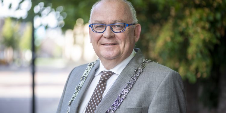 Burgemeester Arco Hofland leest Groot Dictee voor gemeente bibliotheek 