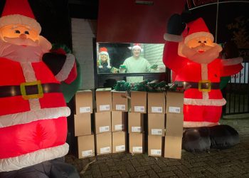 Help Supportersvereniging VV-Holten van 900 pakjes kerstkransjes af.!!! voetbal nijkamp corona atletiekvereniging 