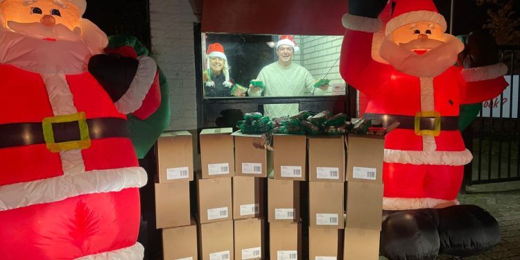Help Supportersvereniging VV-Holten van 900 pakjes kerstkransjes af.!!! voetbal nijkamp corona atletiekvereniging 