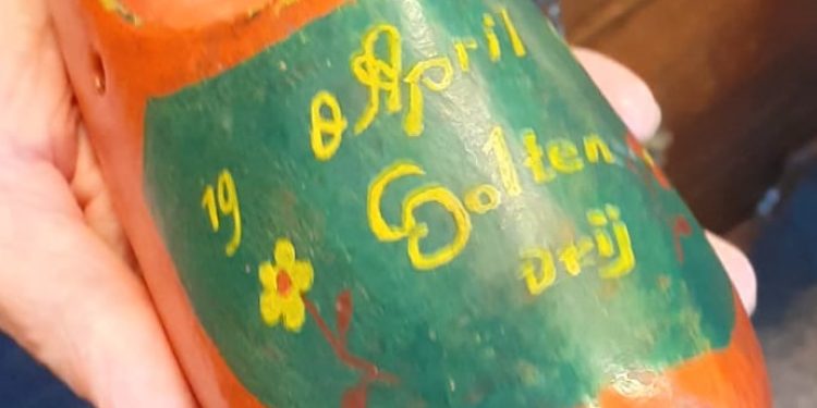 De Klompjes van de School met de Bijbel oudheidkamer diessenplas canadese begraafplaats 