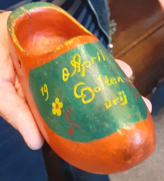 De Klompjes van de School met de Bijbel oudheidkamer diessenplas canadese begraafplaats 