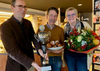 Help Supportersvereniging VV-Holten van 900 pakjes kerstkransjes af.!!! voetbal nijkamp corona atletiekvereniging 