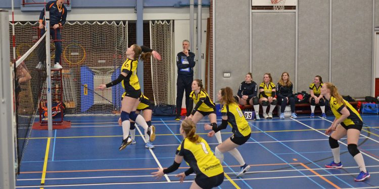 Knappe overwinning volleybaldames 1 mintonette 