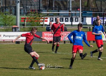 Ne verzwikten èènkel. voetbal 