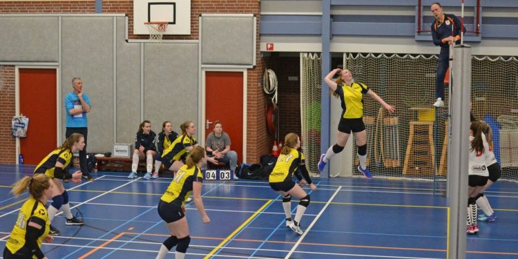 Volleybal dames 1 wint, na zeer spannende vierde set mintonette 