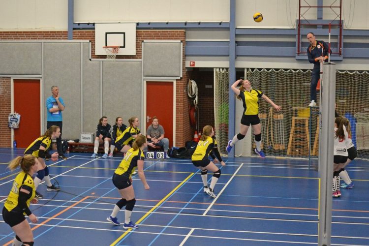 Volleybal dames 1 wint, na zeer spannende vierde set mintonette 