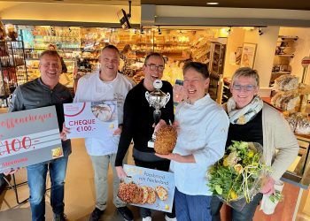 Help Supportersvereniging VV-Holten van 900 pakjes kerstkransjes af.!!! voetbal nijkamp corona atletiekvereniging 