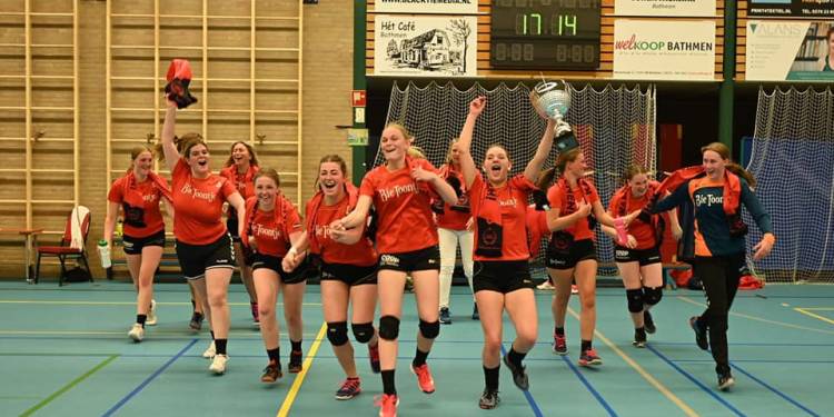 A jeugdteam van handbalvereniging Holten kampioen hv holten bie toontje 