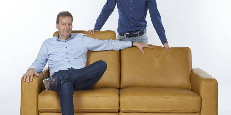 Op een relaxbank genieten beklimmers van de Holterberg van hun welverdiende rust voetbal sallandse heuvelrug blauwwit 