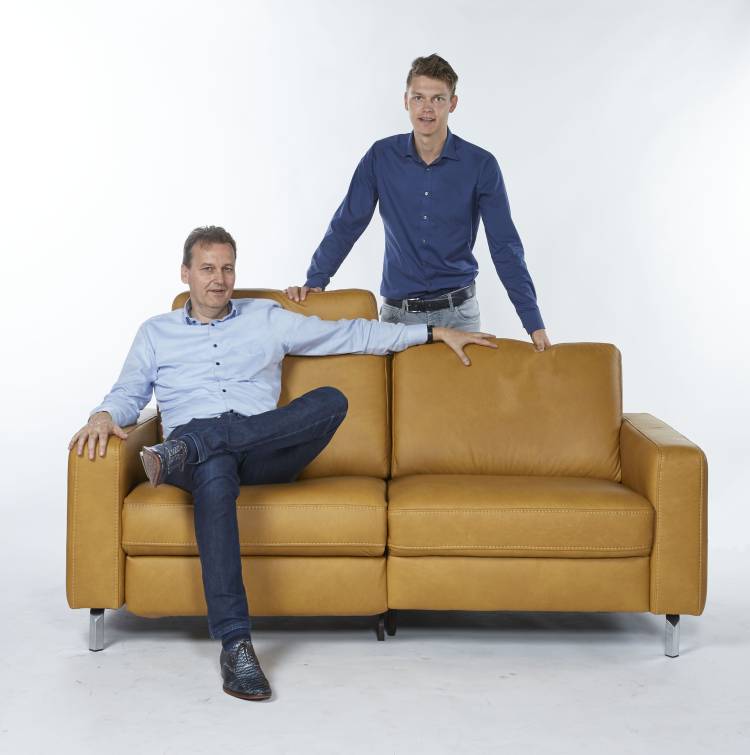 Op een relaxbank genieten beklimmers van de Holterberg van hun welverdiende rust voetbal sallandse heuvelrug blauwwit 