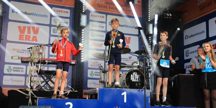 Jeugd sprint naar de finish tijdens de Triathlon Holten triathlon 