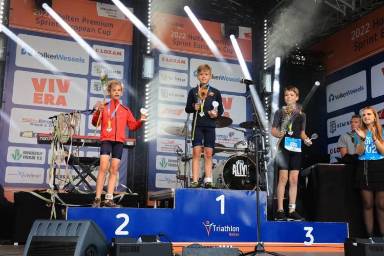 Jeugd sprint naar de finish tijdens de Triathlon Holten triathlon 