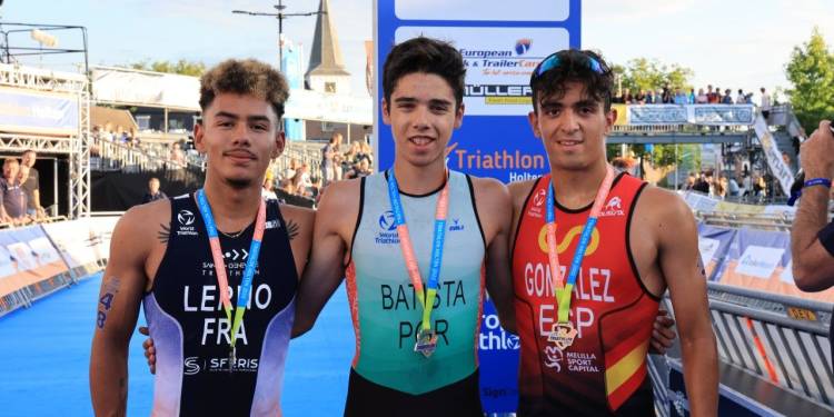 Triathlon krijgt Nederlandse winnares bij de junioren, Portugees is in Holten de snelste man triathlon 