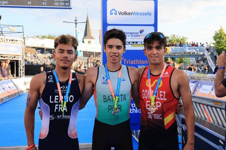 Triathlon krijgt Nederlandse winnares bij de junioren, Portugees is in Holten de snelste man triathlon 