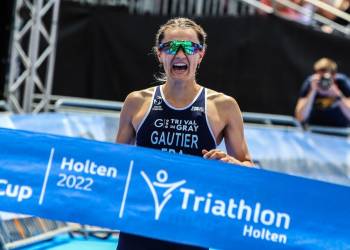 Spanjaard Baxter Cabrera wint bij elite mannen, Française is tijdens 36ste Triathlon de snelste vrouw triathlon 