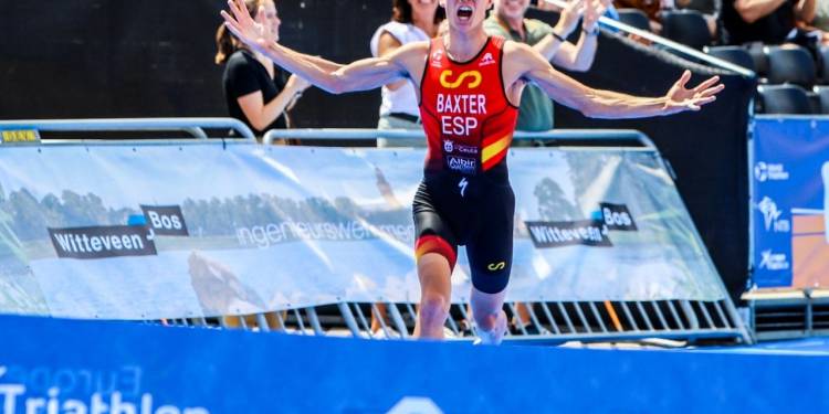 Spanjaard Baxter Cabrera wint bij elite mannen, Française is tijdens 36ste Triathlon de snelste vrouw triathlon 