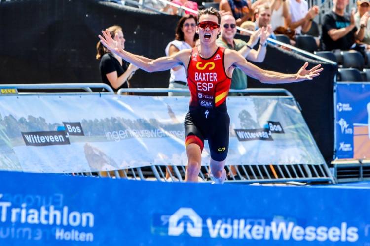 Spanjaard Baxter Cabrera wint bij elite mannen, Française is tijdens 36ste Triathlon de snelste vrouw triathlon 
