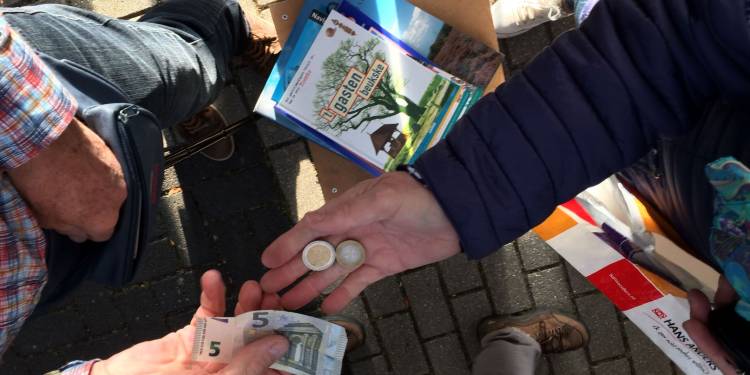 Veiling, boeken-, rommel en kledingmarkt nijkamp corona 