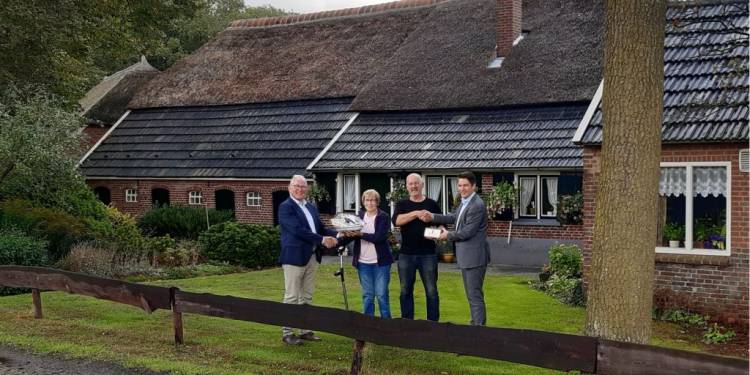 Erfgoedpluim voor erf van familie Jansen en voor Rijssens Leemspoor gemeente 